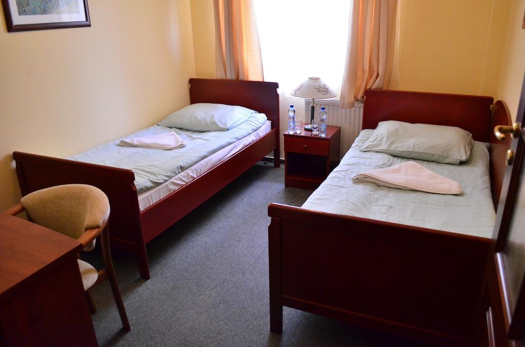 Hotel Mikorzyn Ślesin Quarto foto